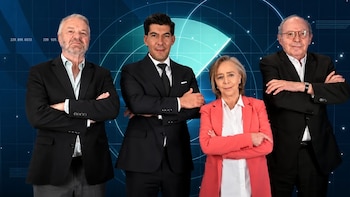 Cuatro personas con sacos formales posan de brazos cruzados frente a un fondo azul con gráficos de radar y redes digitales