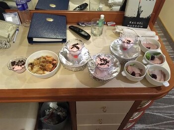 Los pasajeros comen en sus