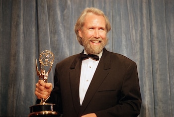 Jim Henson, creador de The Muppets y la fuerza creativa detrás de la serie de televisión "Sesame Street/Plaza Sésamo" sostiene su Emmy en Pasadena, California, el 17 de septiembre de 1989 (AP)