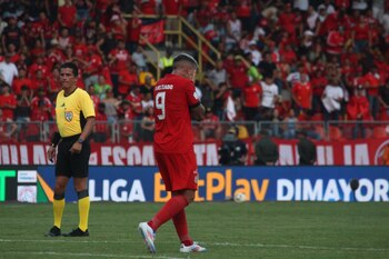Rodrigo Holgado antes de su lesión desperdició un penalti - crédito Colprensa