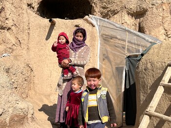Fatima con sus tres hijos en la puerta de su cueva en Bamyan (ACNUR- Caroline Gluck )