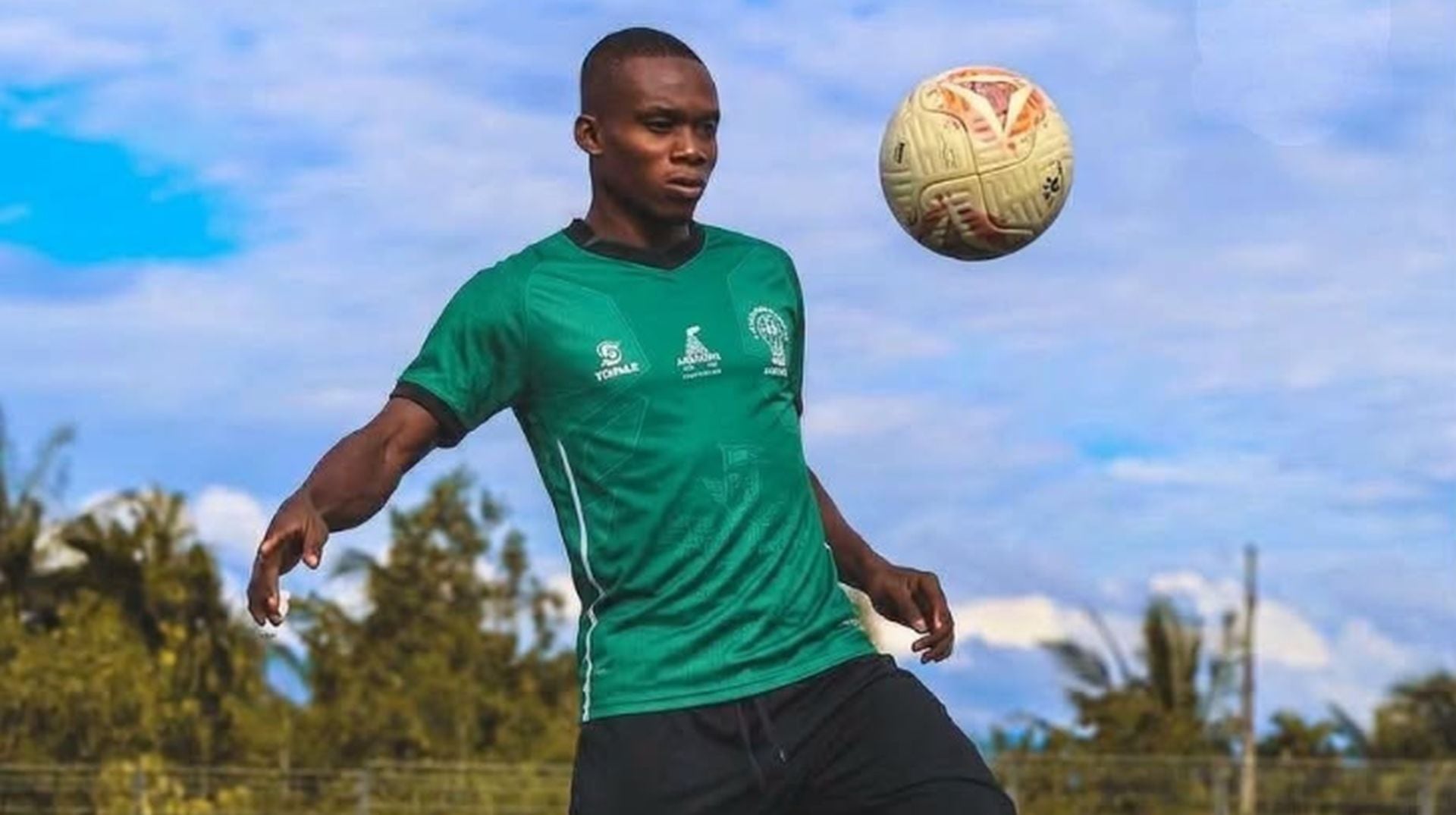 La incorporación del nigeriano se enmarca en una estrategia clara de la dirigencia characata, que ya oficializó a Luis