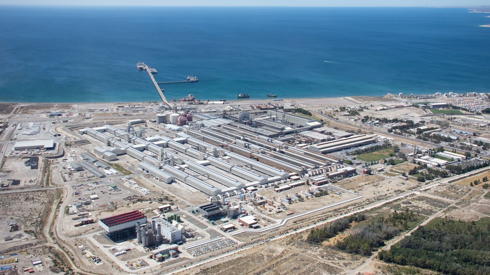 Vista aérea de la planta de Aluar en Puerto Madryn