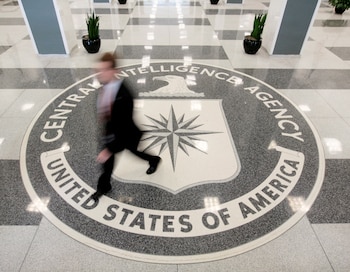 FOTO DE ARCHIVO: El vestíbulo de la sede de la CIA en Langley, Virginia, Estados Unidos, el 14 de agosto de 2008. REUTERS/Larry Downing/Foto de archivo