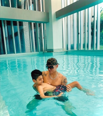 El cantante resaltó en Instagram la valentía de su hijo frente a su condición médica - crédito kevinroldankr / Instagram