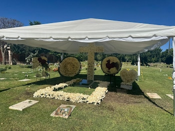 Fotografía de la tumba de "El Mencho" a dos meses de su fallecimiento. (X/@EnriqueEnVivo)