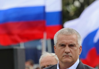 ARCHIVO: El jefe de Crimea, Sergei Aksyonov, asiste a una ceremonia mientras los reservistas reclutados durante la movilización parcial parten hacia bases militares, en Sebastopol, Crimea, el 27 de septiembre de 2022 (Reuters)