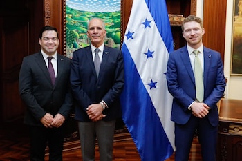 La estrategia nacional busca democratizar el acceso a la tecnología educativa y promover el desarrollo social y económico en zonas apartadas de Honduras. (Foto: Casa Presidencial)