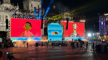 El popular programa infantil 31 Minutos realiza su prueba de sonido y ensayo general en el Zócalo de la Ciudad de México, con sus personajes proyectados en pantallas gigantes bajo luces de colores. (Imagen Ilustrativa Infobae)