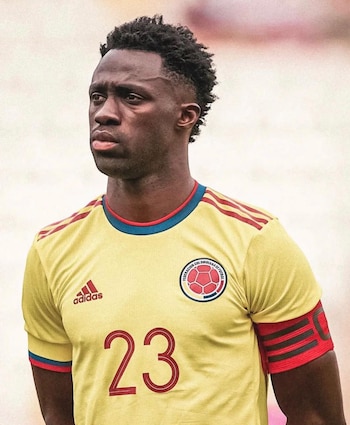 Davinson Sánchez portó la cinta de capitán de la selección Colombia el 5 de junio de 2022, en amistoso ante Arabia Saúdita - crédito @daosanchez13/Instagram