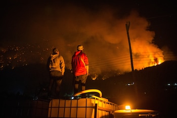 El incendio avanza hacia zonas