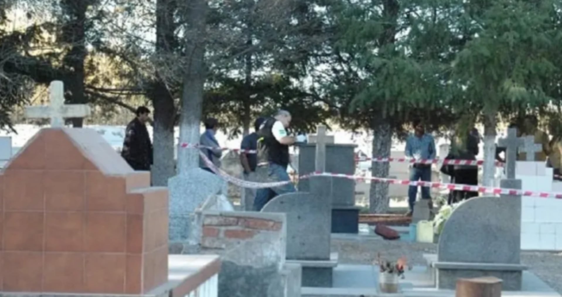 Una denuncia activó un operativo en Lamarque tras el hallazgo de un cadáver en descomposición dentro de un canal de riego cerca del cementerio. (Río Negro)