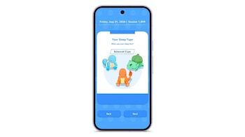 Pantalla de teléfono inteligente con la aplicación Pokémon Sleep que muestra a Charmander, Bulbasaur y Squirtle durmiendo