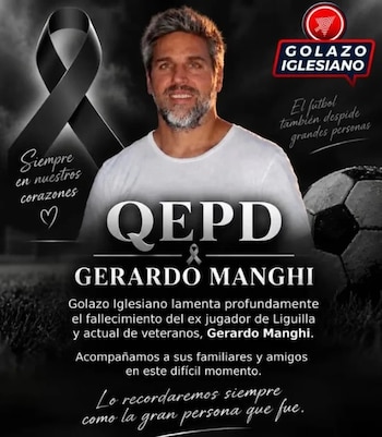 Retrato de un hombre, un lazo negro, un balón de fútbol sobre césped y texto conmemorativo sobre Gerardo Manghi