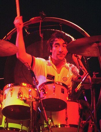 Keith Moon, de The Who, protagonizó una fiesta descontrolada en 1967 que terminó con un auto en la piscina del hotel Holiday Inn y su veto de por vida (Wikimedia)
