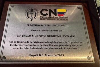 Placa honorifica concedida al exmagistrado