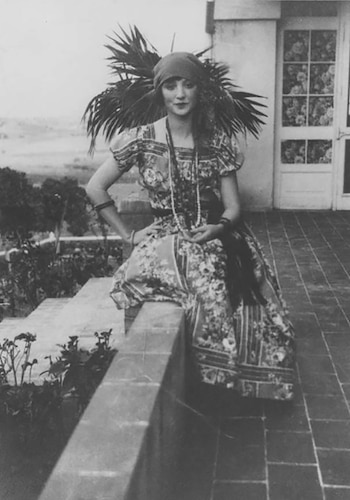 Anaïs Nin sentada en un