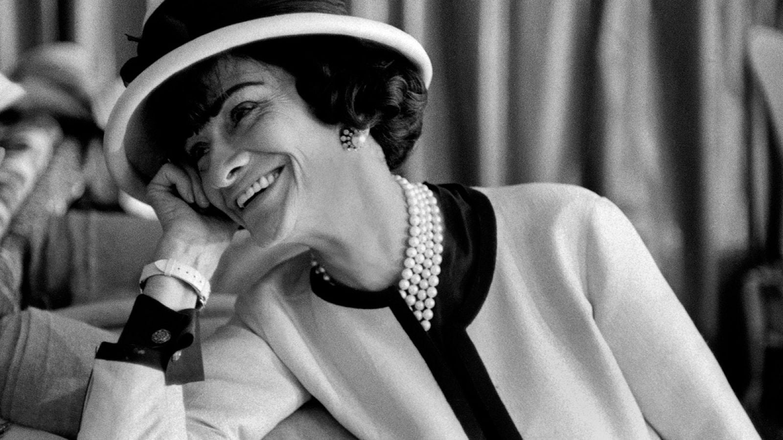 La maison Chanel mantiene vigentes el tweed, las perlas y las cadenas doradas como códigos de identidad
