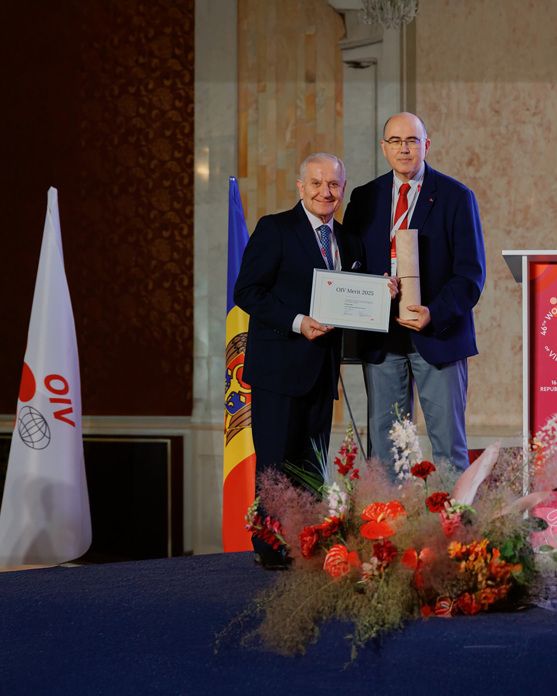 Ricardo Núñez, de Vinos de La Luz, recibe el Premio al Mérito 2025 de la OIV. La Organización, por primera vez, distinguióa un productor vitivinícola privado en actividad o con presencia en Europa, América y ahora también en Ucrania.