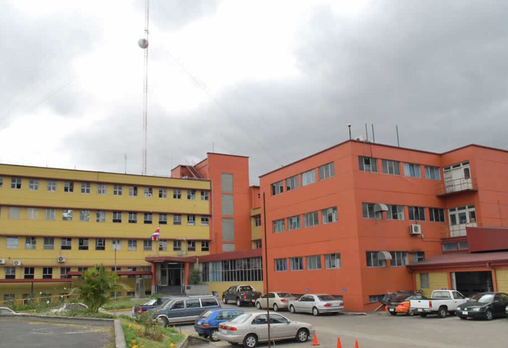 La Caja Costarricense de Seguro Social presentó un cronograma que ubica la finalización del nuevo hospital geriátrico hasta enero de 2038, debido a retrasos en expropiaciones y limitaciones de personal. Fuente: Asociación Costarricense de Hospitales
