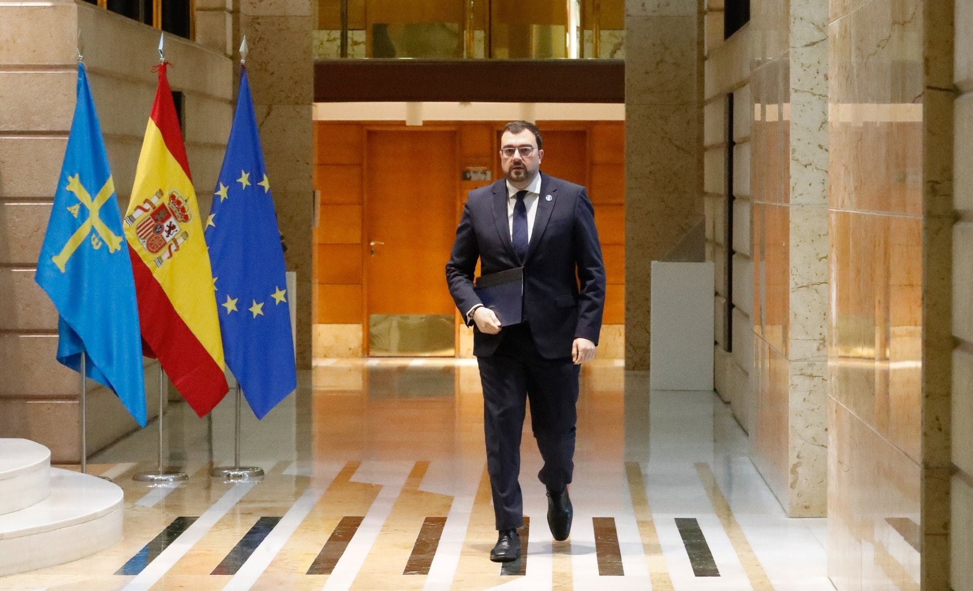 21/04/2025 El presidente del Principado de Asturias, Adrián Barbón, en la sede de Presidencia.POLITICA GOBIERNO DE ASTURIAS