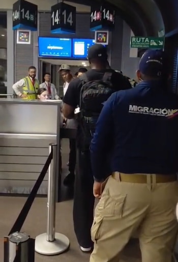 La autoridad explicó que ese documento se exige a quienes planean labores distintas a las autorizadas bajo visitante temporal, y afirmó que la ausencia del trámite motivó las decisiones adoptadas en dos aeropuertos - crédito Migración Colombia