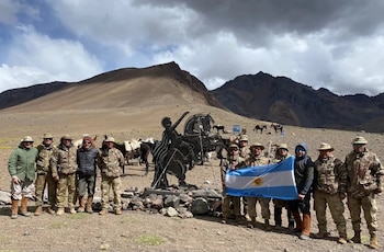 La historia detrás de la estatua de 318 kilos que colocaron en el corazón de los Andes para homenajear a San Martín