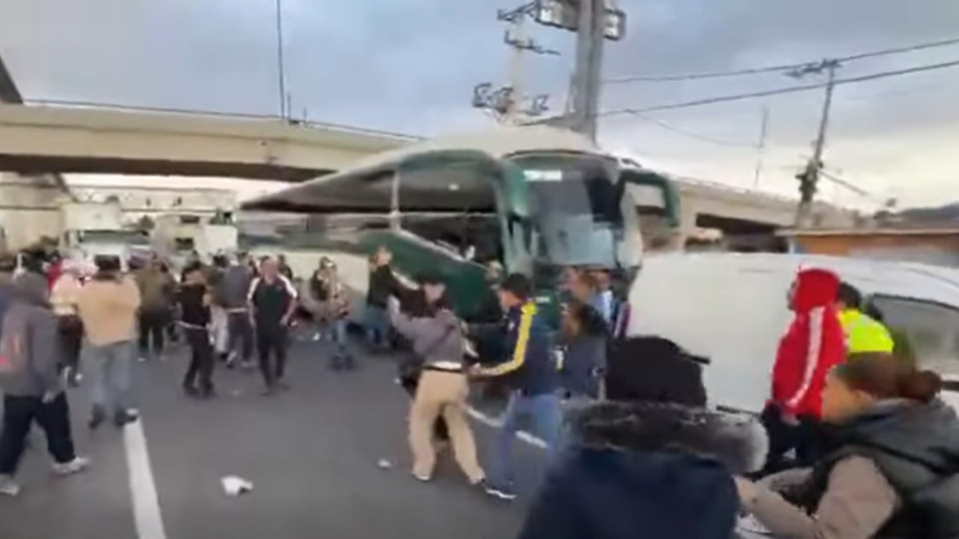 Automovilistas golpean a madres buscadoras luego de 24 horas de cierre en la México-Toluca