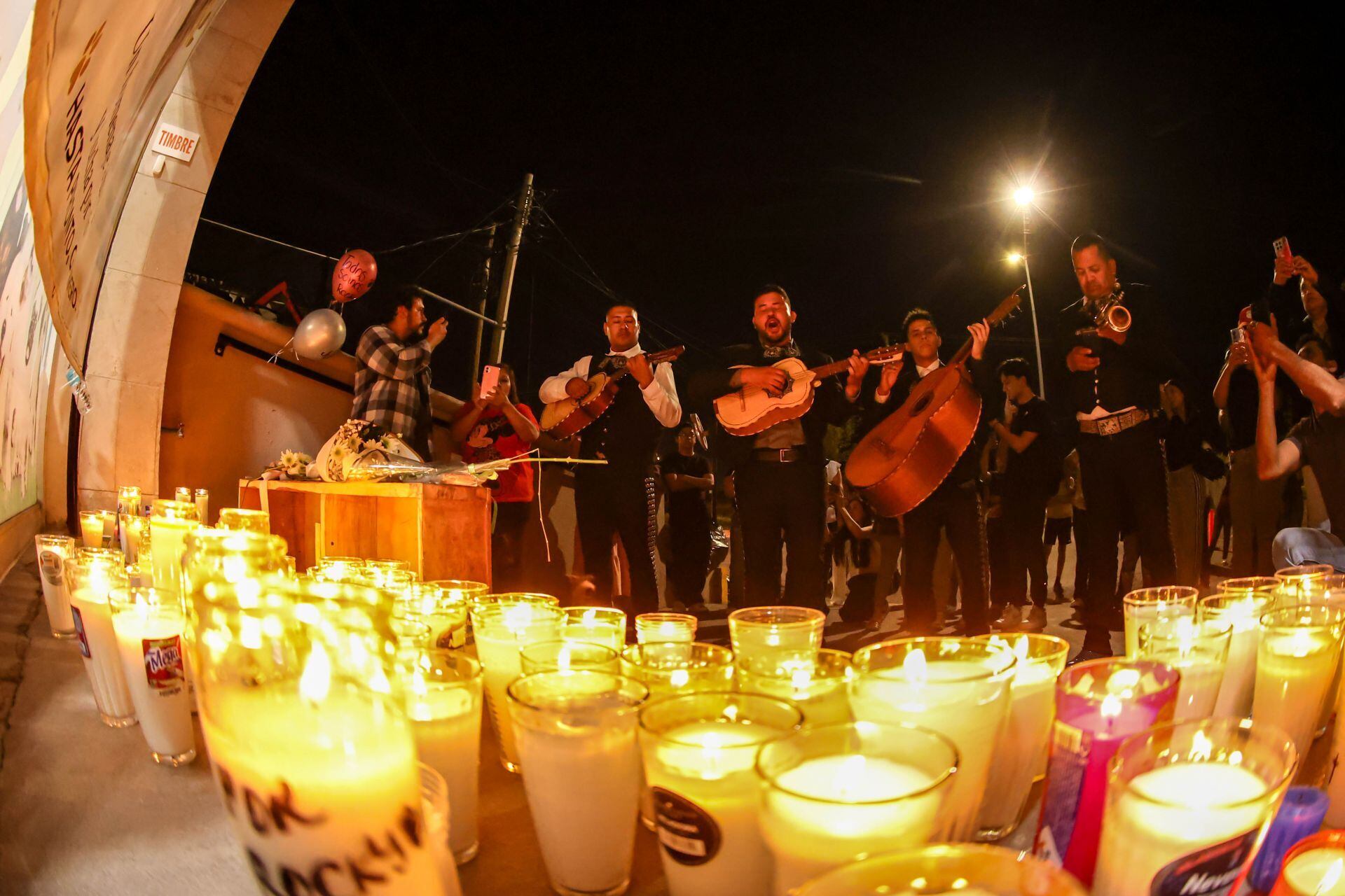 SALTILLO, COAHUILA, 22JULIO2026.- Personas instalaron un altar en honor al perro Rocky, quien murió tras ser arrastrado por varias calles, atado a una camioneta. Veterinarios lo atendieron durante tres días, pero no pudieron salvarle la vida. La responsable se encuentra detenida y los asistentes exigieron que las autoridades castiguen el caso conforme a la ley. El altar fue colocado en la clínica veterinaria que lo atendió de manera gratuita. FOTO: ALEJANDRO RODRÍGUEZ/CUARTOSCURO.COM