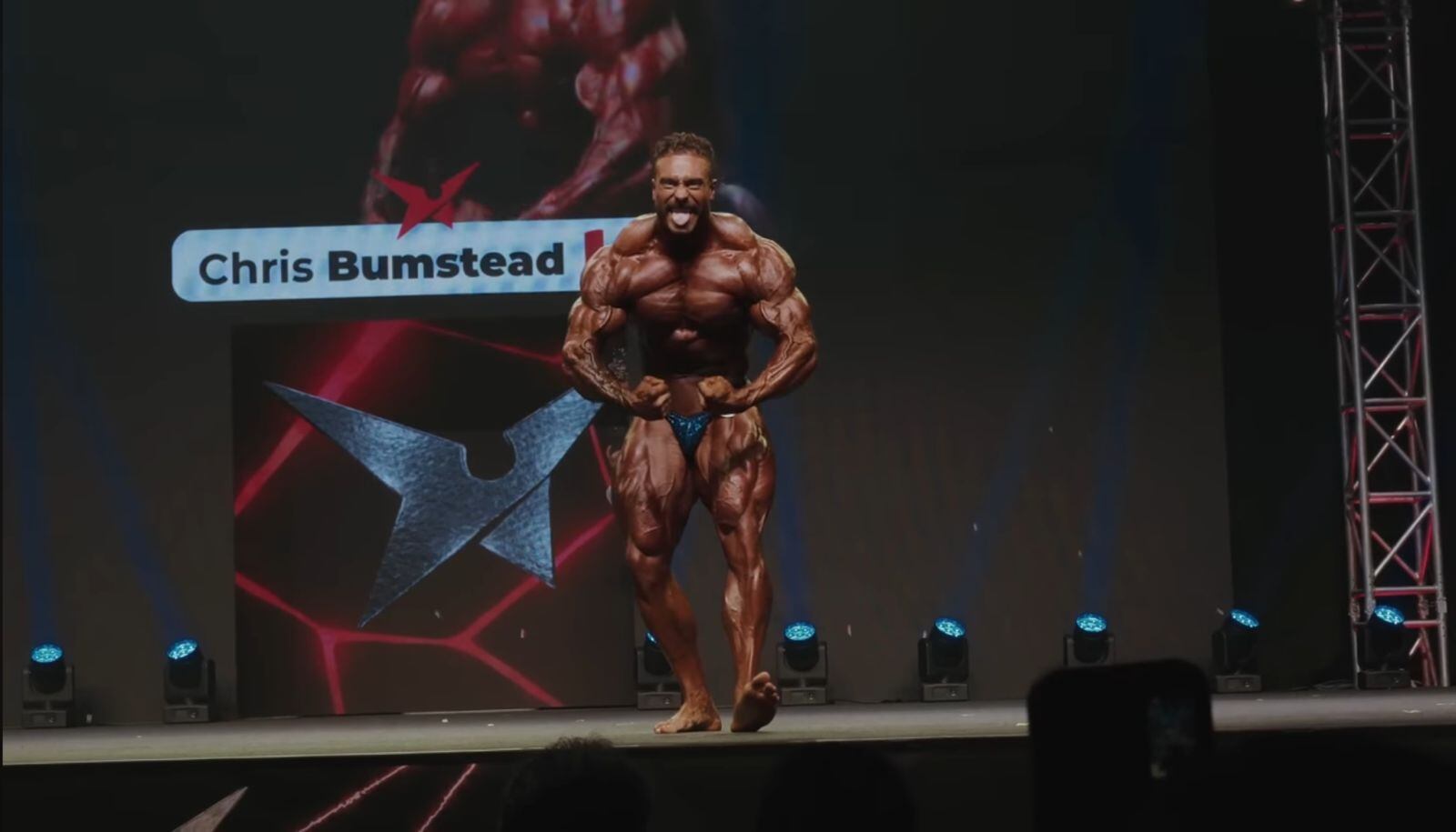 Bumstead incorporó péptidos y compuestos específicos para acelerar la reparación de tejidos y fortalecer el sistema inmunológico (Captura de video: Youtube)