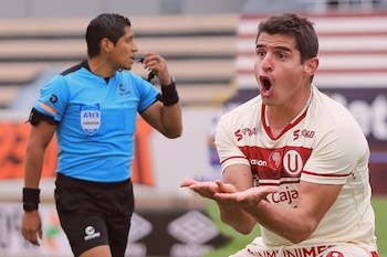 Michael Espinoza dirige en el