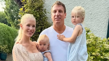 Maxi López junto a su actual esposa, la modelo Daniela Christiansson y sus dos hijos: Elle y Lando
