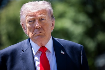 Donald Trump dijo que su Gobierno tomará acciones contra el narco si el Gobierno de Sheinbaum no lo hace. EFE/EPA/JIM LO SCALZO / POOL