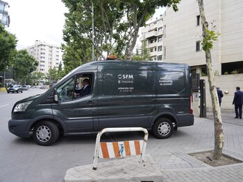 23-06-2021 Furgoneta fúnebre sale de