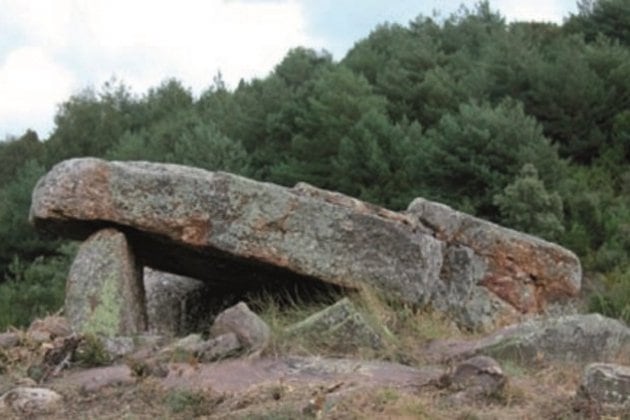 El estudio identificó estructuras de piedra seca y madera de hace 5.000 años en abrigos rocosos del Pirineo, destaca ArcheoLogica Data