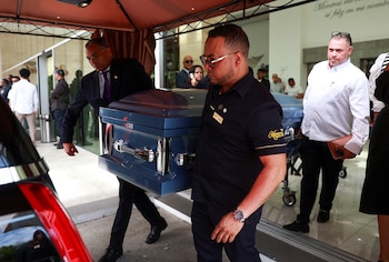 El ataúd del exjugador de las Grandes Ligas de Béisbol Octavio Dotel, quien falleció cuando el techo del popular club nocturno Jet Set se derrumbó durante un concierto, es trasladado a una carroza fúnebre después de su funeral, en Santo Domingo, República Dominicana, el 10 de abril de 2025. (REUTERS/Erika Santelices)