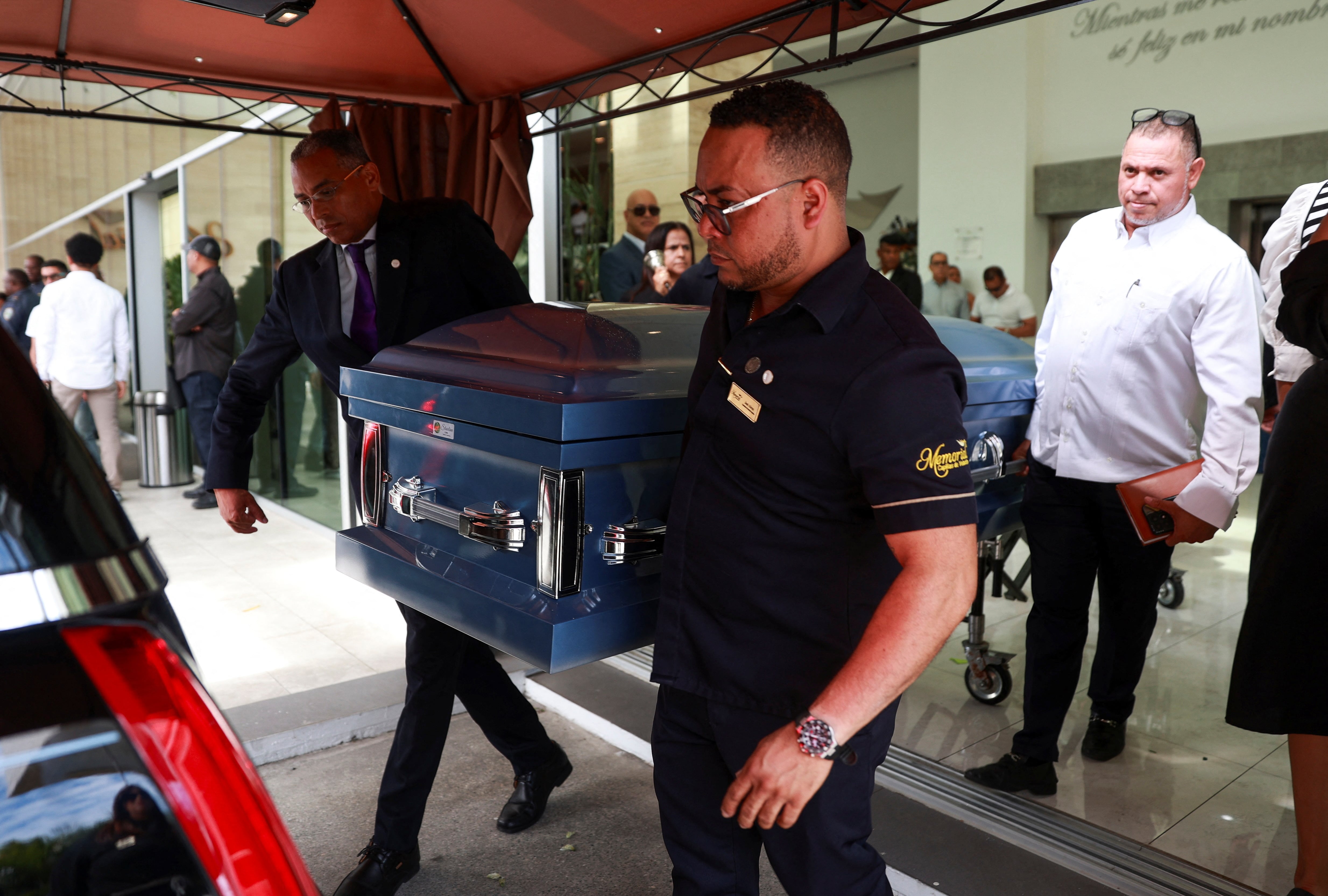 El ataúd del exjugador de las Grandes Ligas de Béisbol Octavio Dotel, quien falleció cuando el techo del popular club nocturno Jet Set se derrumbó durante un concierto, es trasladado a una carroza fúnebre después de su funeral, en Santo Domingo, República Dominicana, el 10 de abril de 2025. (REUTERS/Erika Santelices)