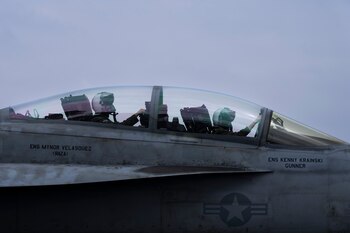 Un avión de combate F/A-18F