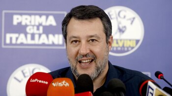 La derecha italiana cierra filas con Salvini y magistrados denuncian presiones por juicio