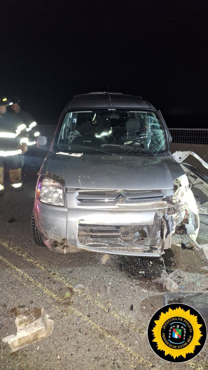 El accidente involucró un camión con ganado y un automóvil, provocando que animales quedaran sueltos en la ruta