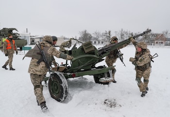 Soldados se defienden en Ucrania.