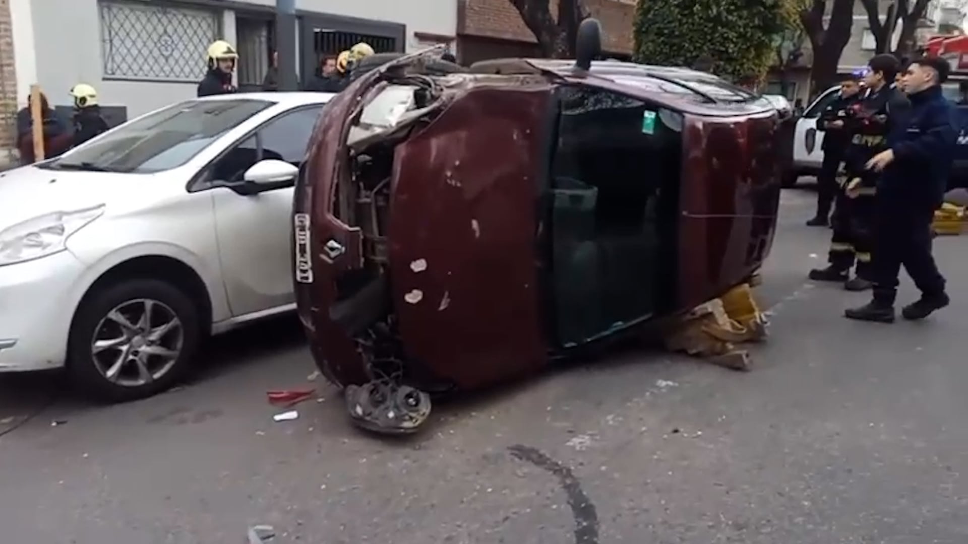 El auto volcado en Nueva Pompeya