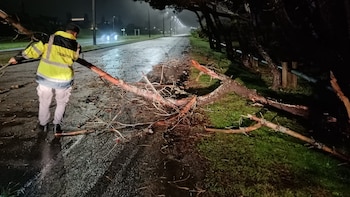 Un muerto, miles de damnificados y el muro de un estadio caído: el saldo del fuerte temporal que azotó a Uruguay