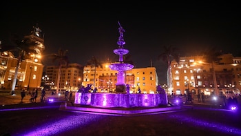 El Centro Histórico de Lima se ilumina esta noche de morado por BTS y el Señor de los Milagros