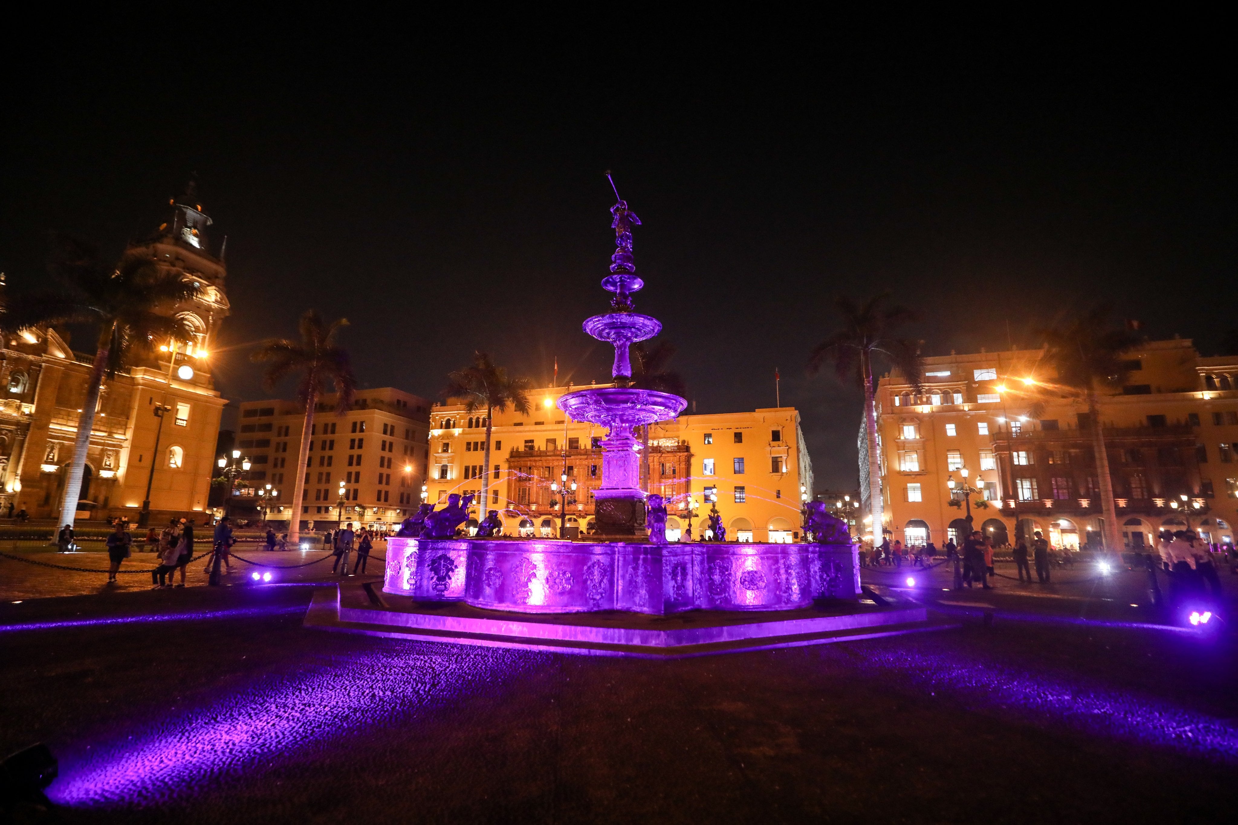 El Centro Histórico de Lima se ilumina esta noche de morado por BTS y el Señor de los Milagros