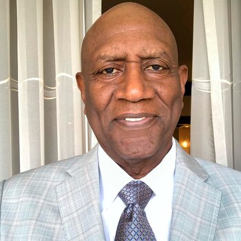 Se retiró del basquet en