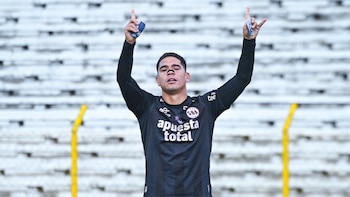 Yuriel Celi, tras su fascinante golazo, se retiró las canilleras y dedicó un festejo especial. - Crédito: Sport Boys