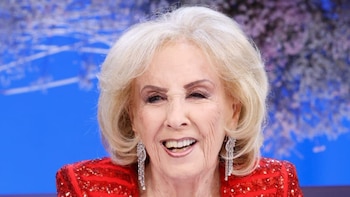 Mirtha Legrand deslumbró con un elegante look: blusa con lunares, pollera de shantung y joyas de diamantes