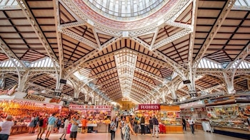 Pagan casi 50.000 euros por un puesto de frutas y verduras de 4 metros en el Mercado de Valencia: “Los mercados están de moda”