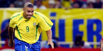 Ronaldo adoptó su distintivo peinado antes de la semifinal de Corea-Japón 2002 para desviar la atención mediática de sus lesiones físicas (AFP)